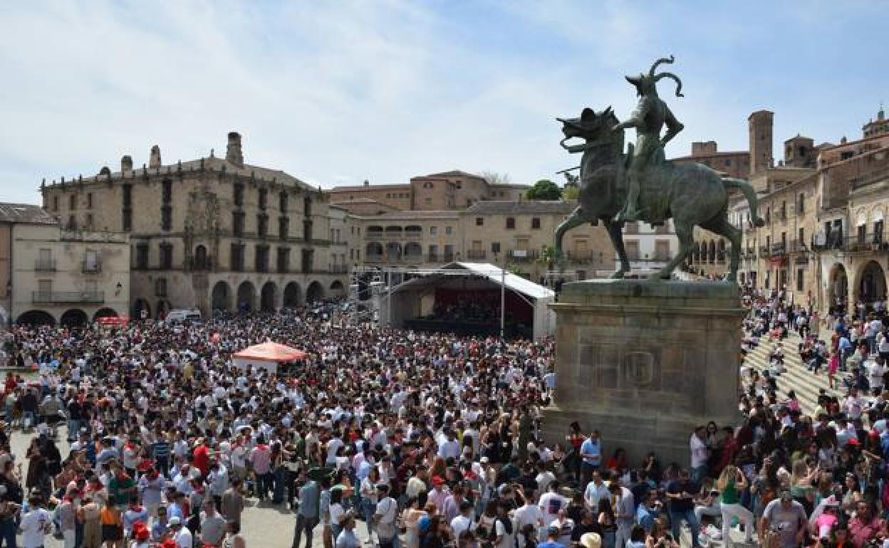 Multitudinaria fiesta del Chíviri en Trujillo