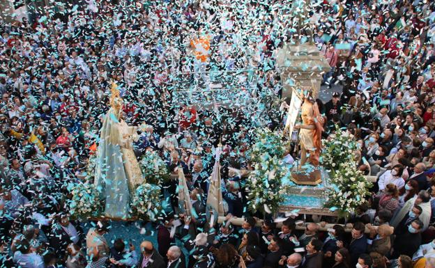 Momentos de júbilo en la celebración del encuentro en la plaza de España. 