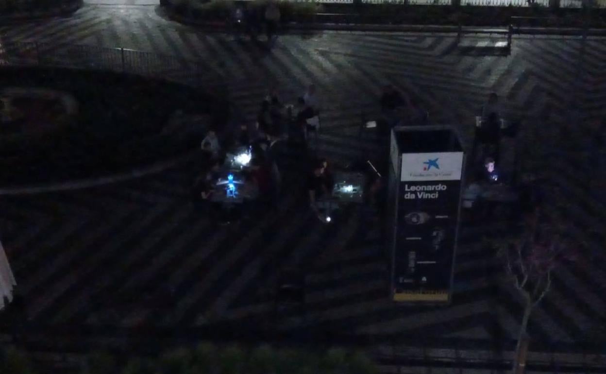 Clientes de una terraza iluminándose con los móviles en la plaza de Cervantes (San Andrés). 