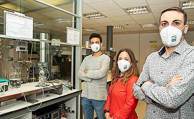 izquierda a derecha, Jonathan Albo; María Margallo e Iván Merino, investigadores de la UC participantes en el proyecto.