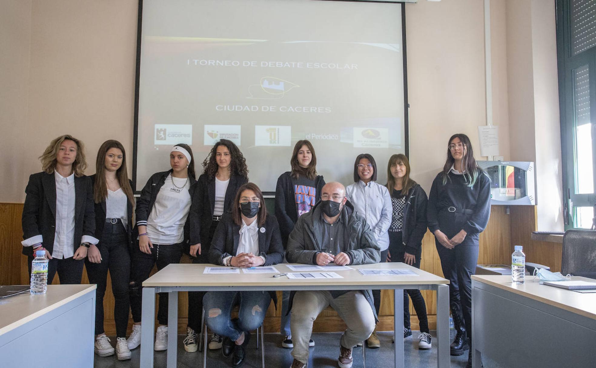 Dos de los 16 equipos que participaron este miércoles en el Primer Torneo de Debate de Cáceres. 