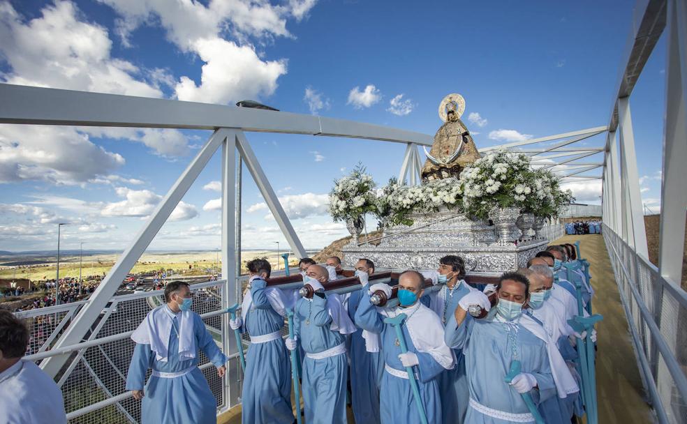 Momento en el que la Virgen de la Montaña cruza del puente de la Ronda Sureste. 