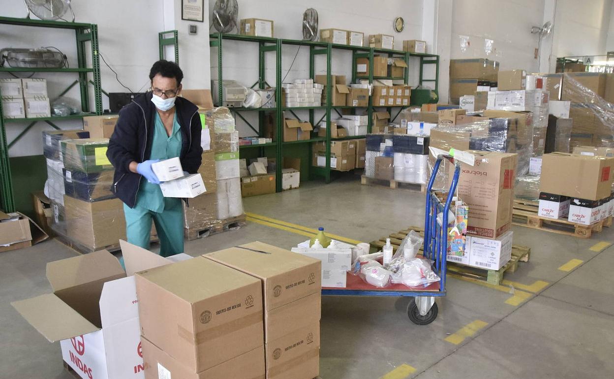 Nave de logística del SES desde la que se distribuye material para los hospitales de Extremadura.