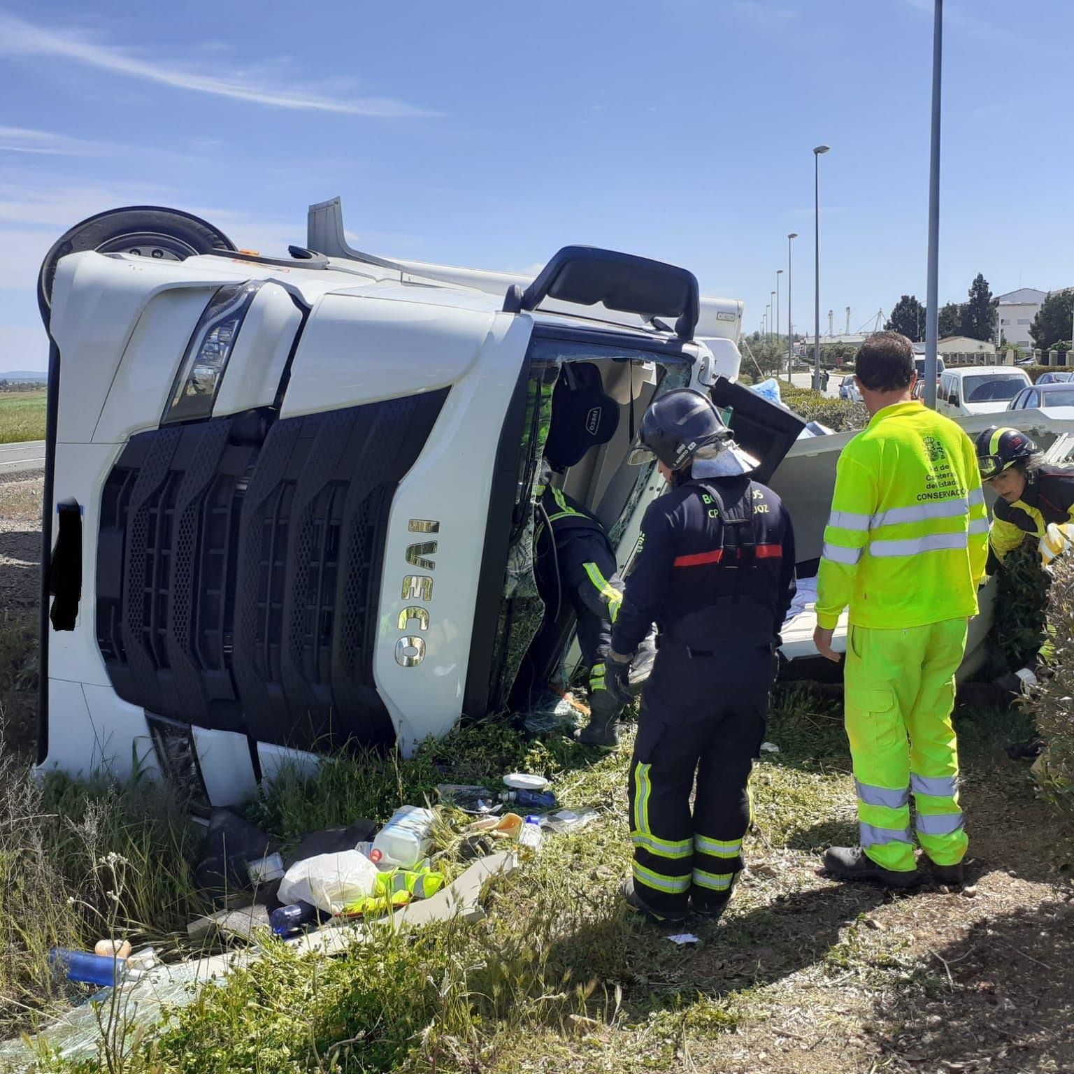 Fotos: Un herido grave tras volcar un camión en Azuaga