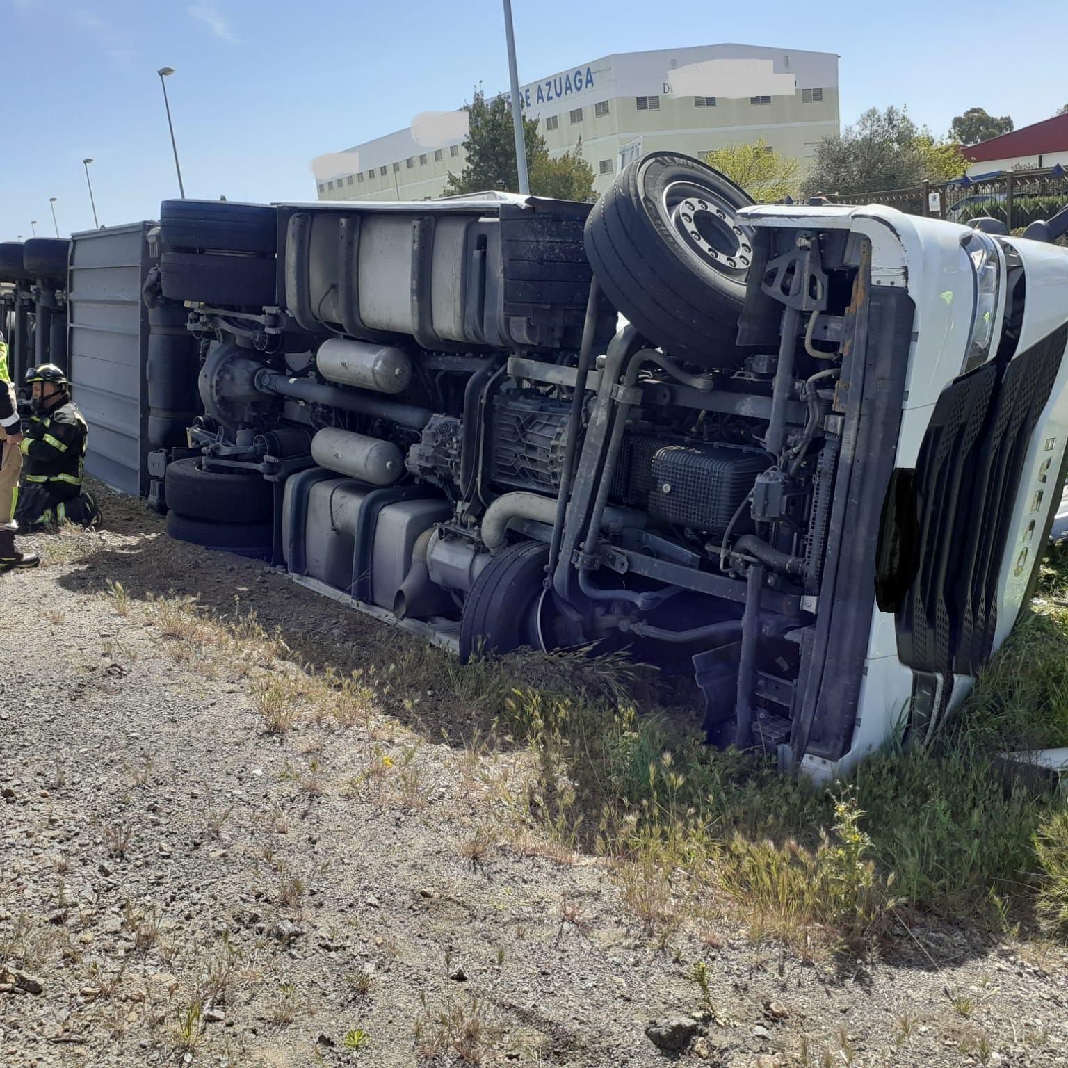 Fotos: Un herido grave tras volcar un camión en Azuaga