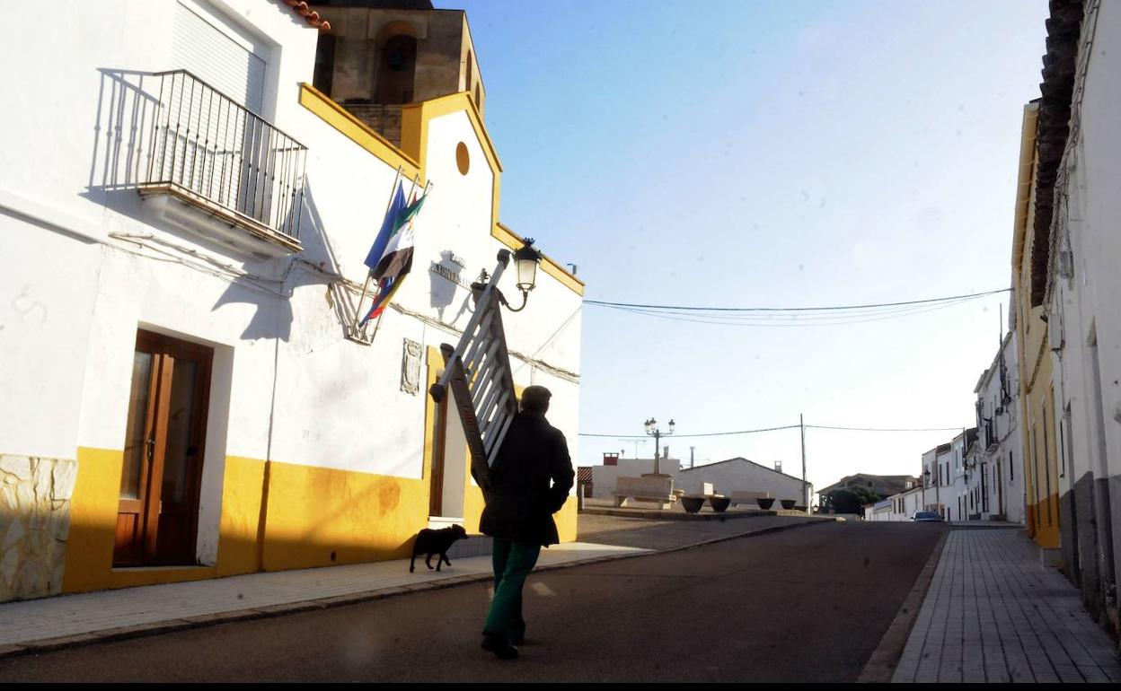 Calle de El Carrascalejo, uno de los pueblos más pequeños de Extremadura. 