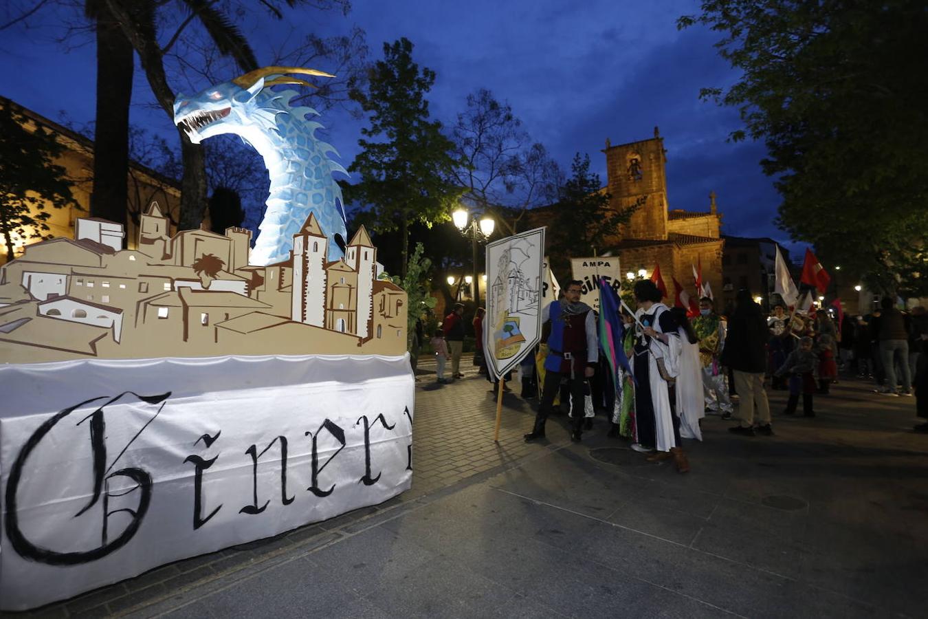 Fotos: El desfile de San Jorge de Cáceres, en imágenes