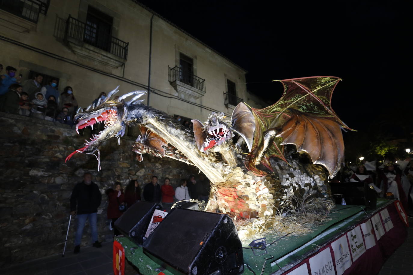 Imagen. Foto de uno de los dragones participantes en el desfile. 