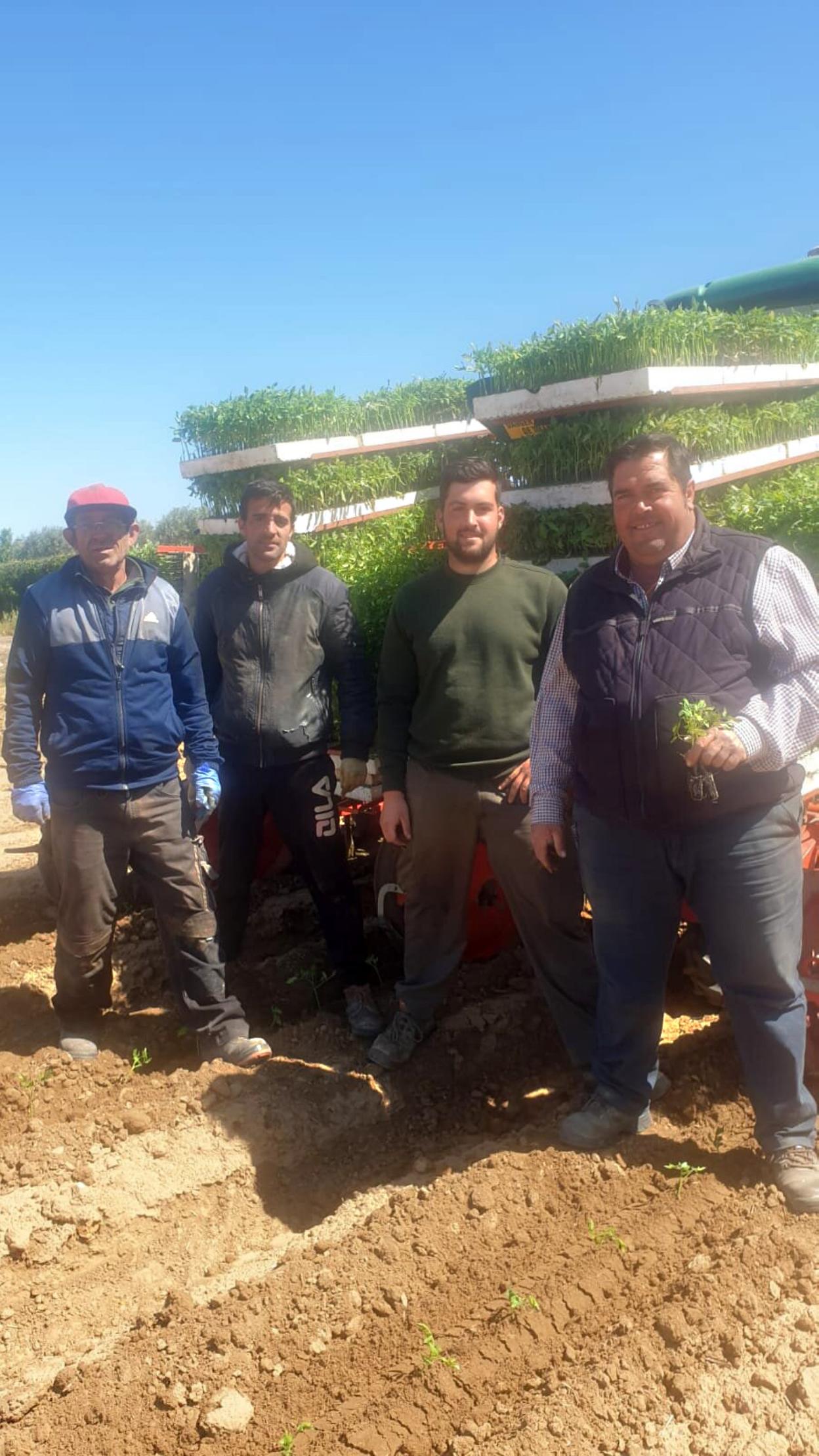 Joaquín Romero (derecha) junto a su cuadrilla. 