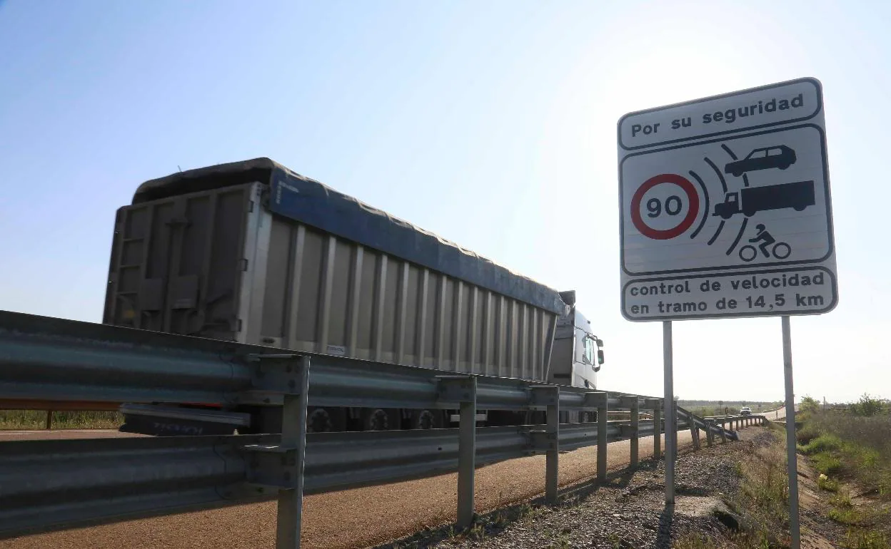 Se instaló en el verano de 2019 y durante 14,5 kilómetros entre Zafra y Usagre detecta si el vehículo supera los 90 kilómetros/hora.