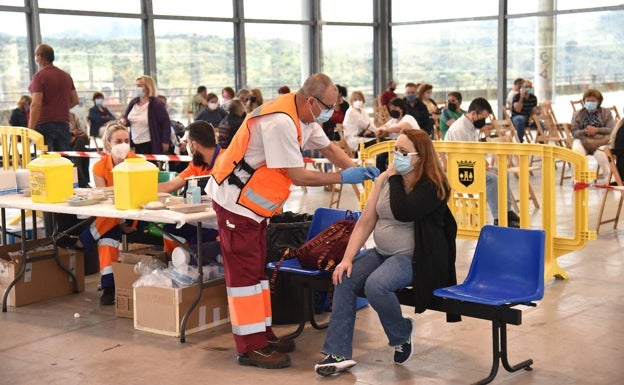 Las mujeres notifican el 74% de los casos adversos a la vacuna covid en Extremadura