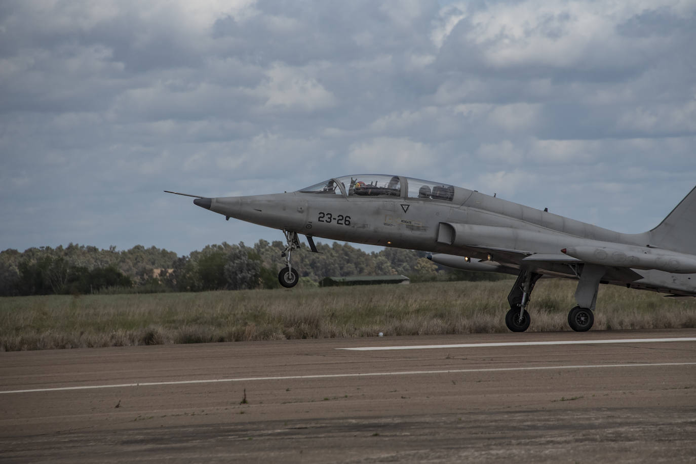 Spotters captan el vuelo de un F-5 en la base de Talavera.