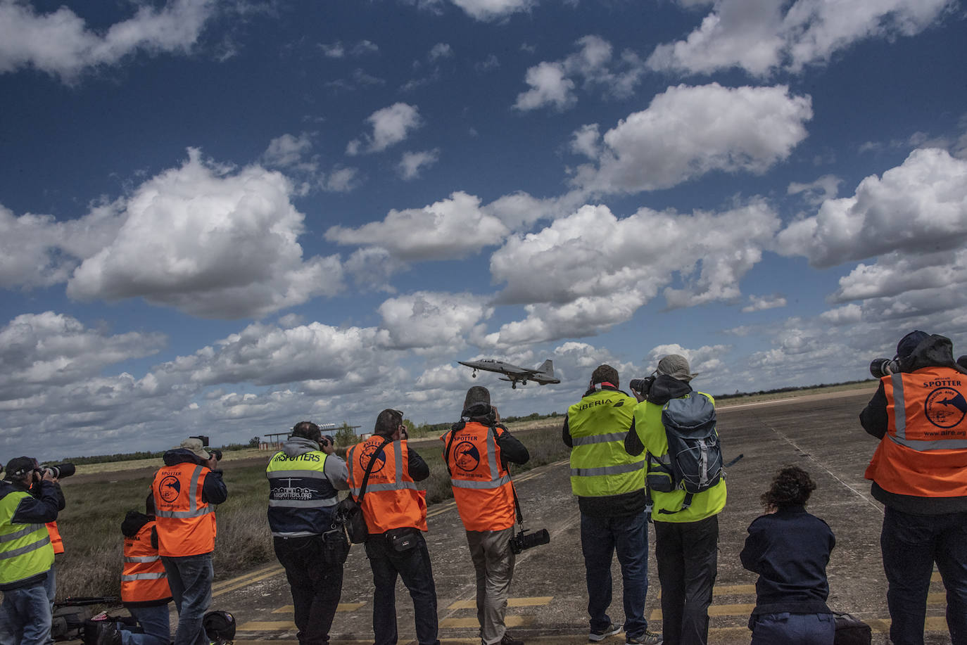 Spotters captan el vuelo de un F-5 en la base de Talavera.