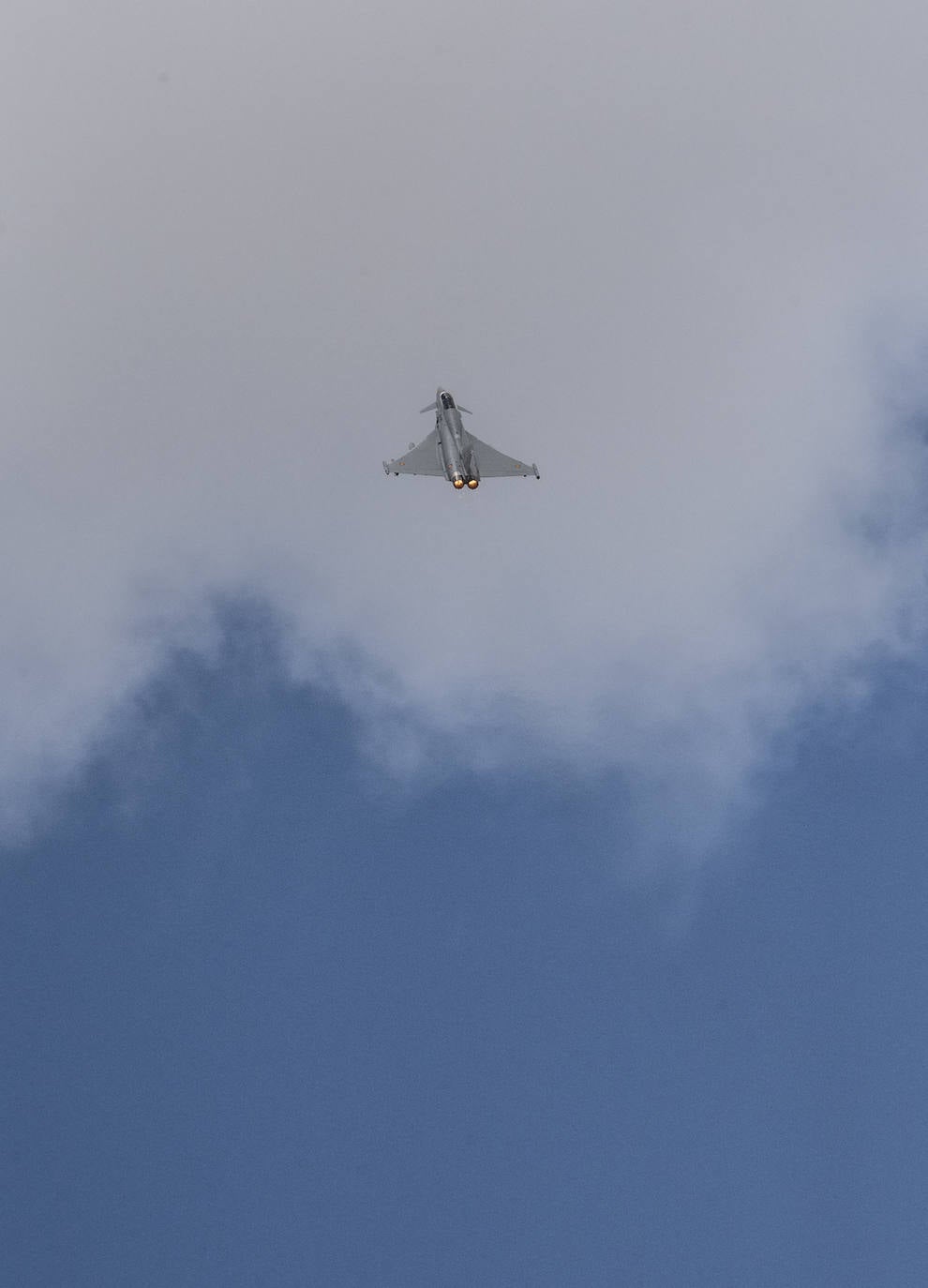 Spotters captan el vuelo de un F-5 en la base de Talavera.