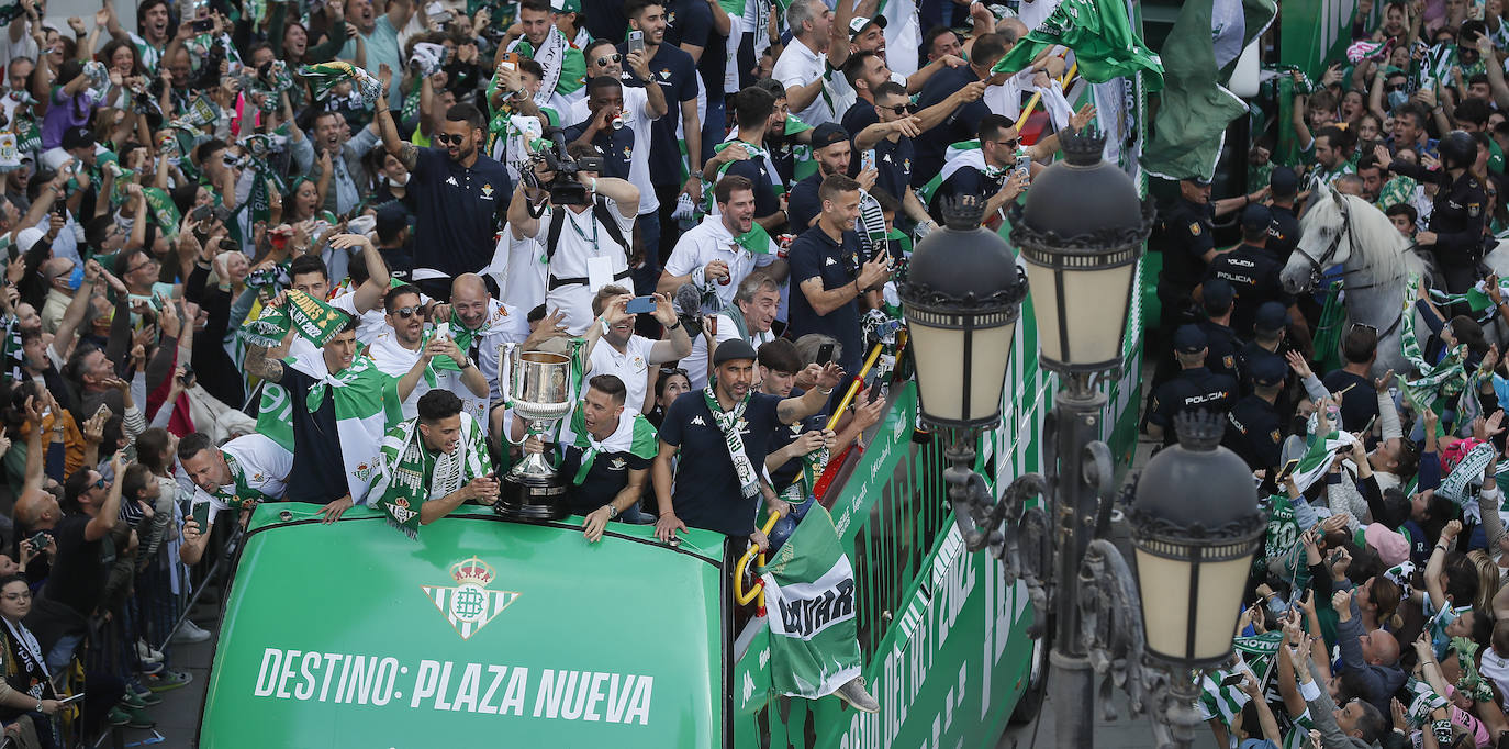 Una enorme multitud sigue al autocar con los jugadores del Betis durante su recorrido por la Avenida de la Constitución con destino al ayuntamiento de Sevilla, para celebrar su título de Copa del Rey.