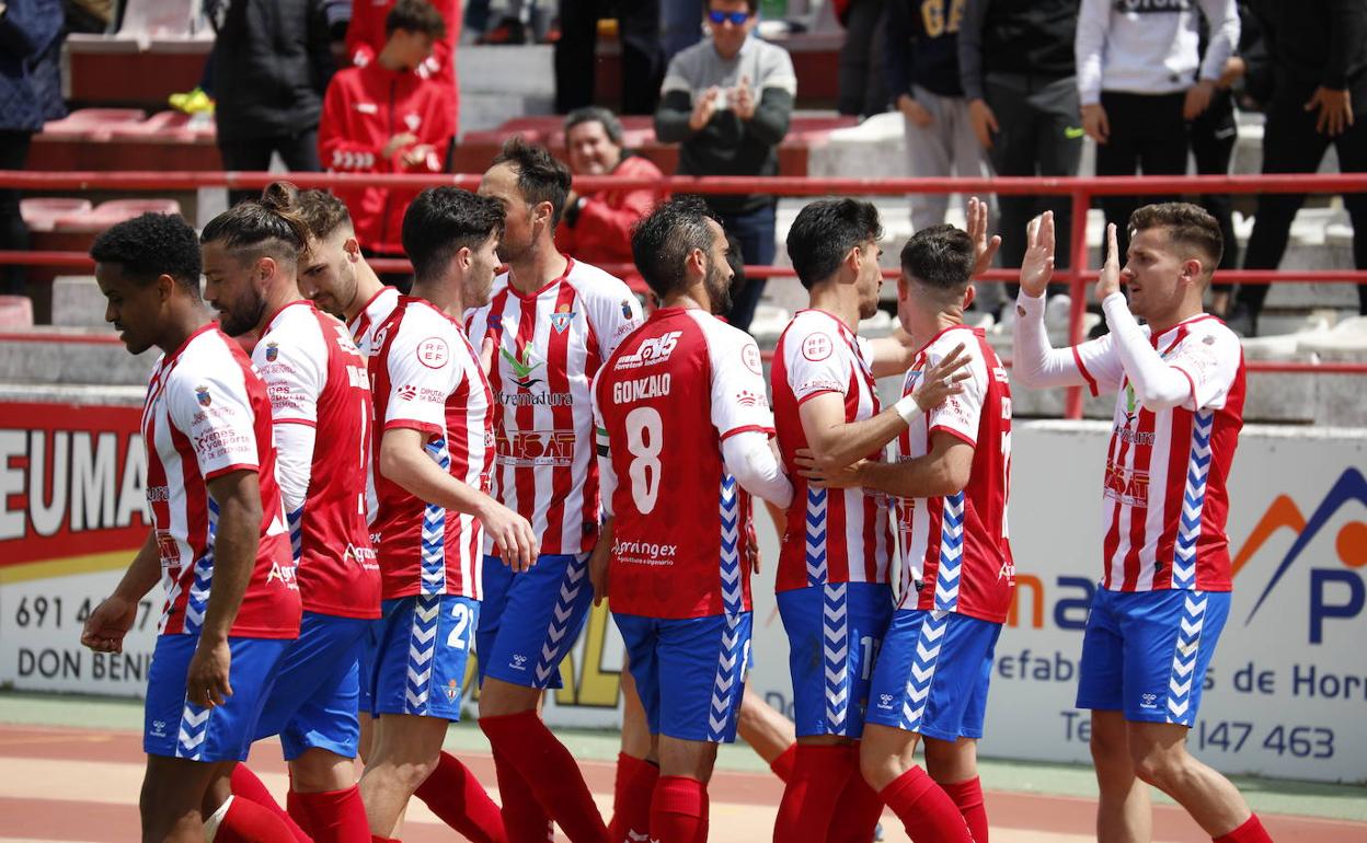 El Don benito celebra uno de los goles.