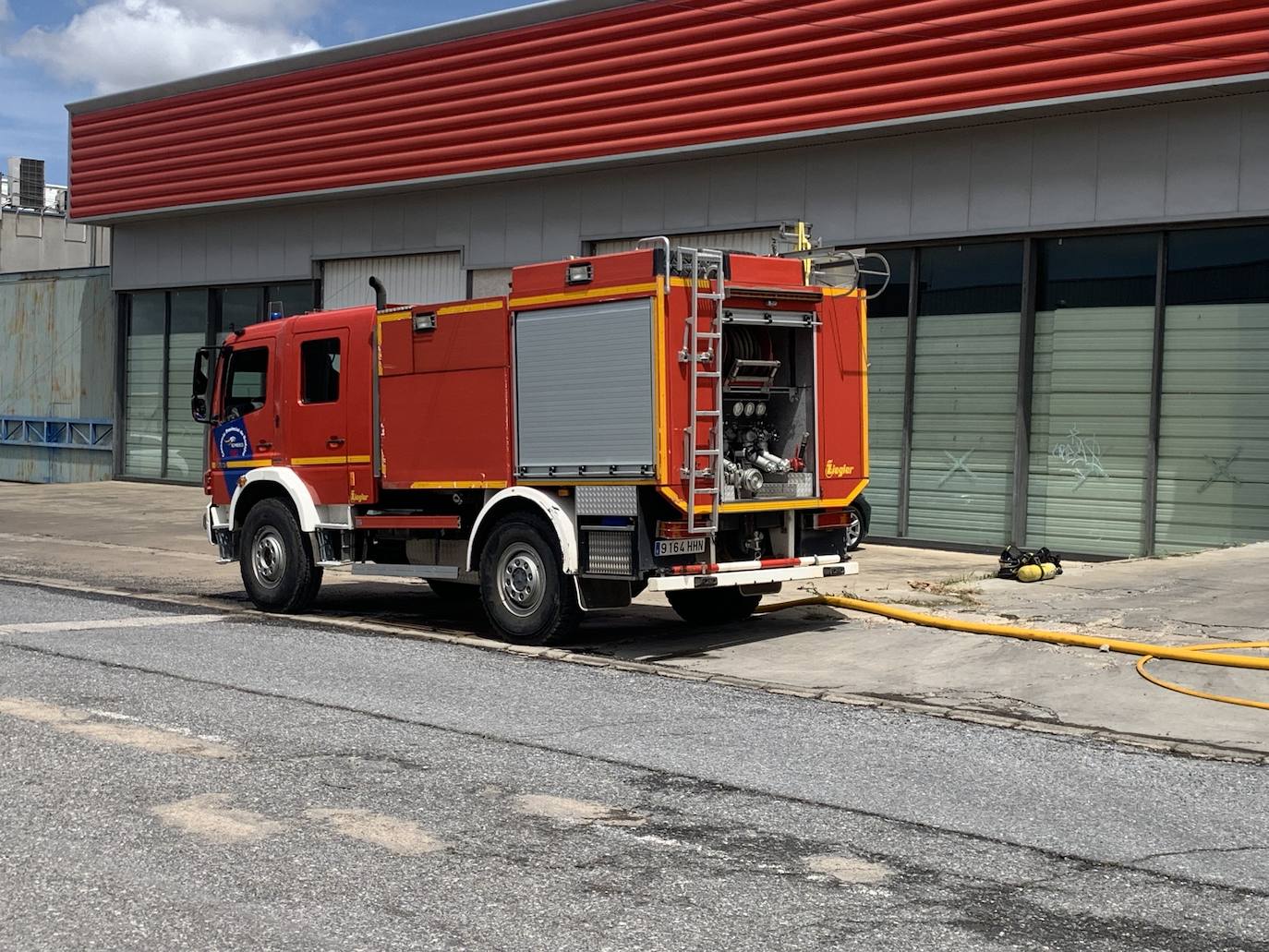 Fotos: Imágenes del incendio que ha afectado a una nave hortofrutícola de Zafra