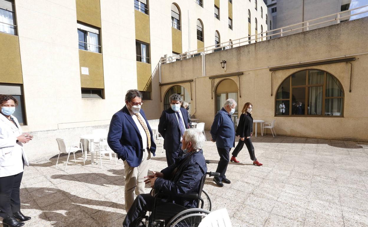 El consejero de Sanidad durante una visita de este lunes a las instalaciones de Ciudad Jardín en Cáceres. 