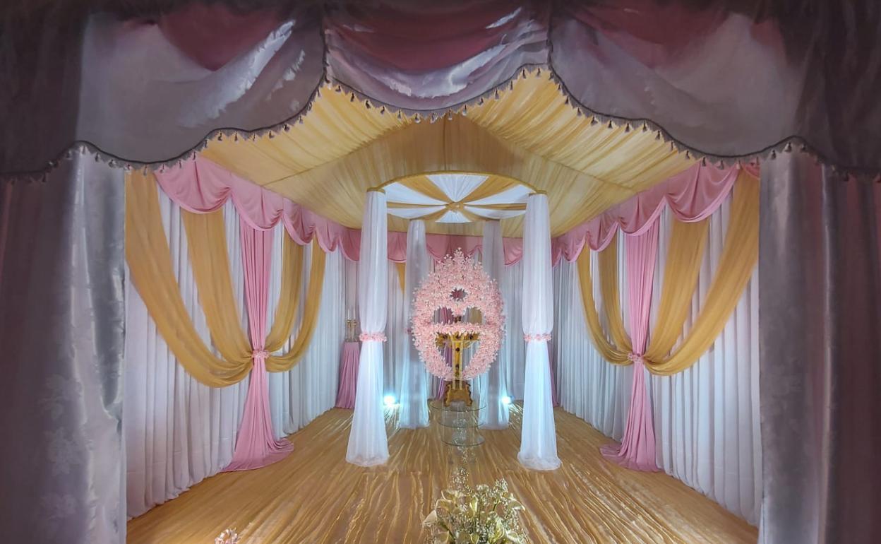 Una de las cruces elaborada por los vecinos, que puede visitarse en el Museo de la Cruz, y que desfilará en procesión el próximo 3 de mayo