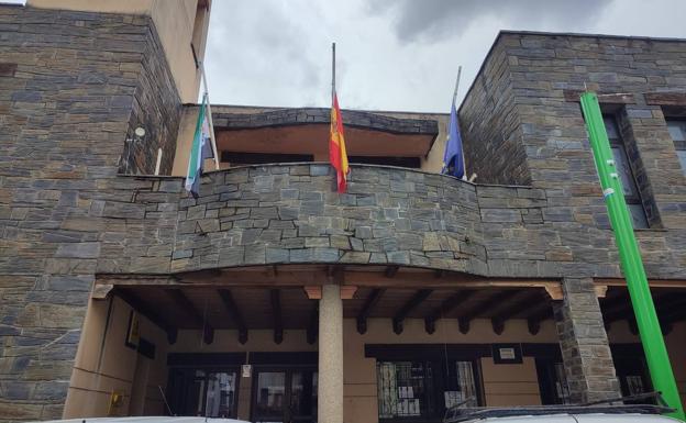 Ayuntamiento de Pinofranqueado con las banderas a media asta. 