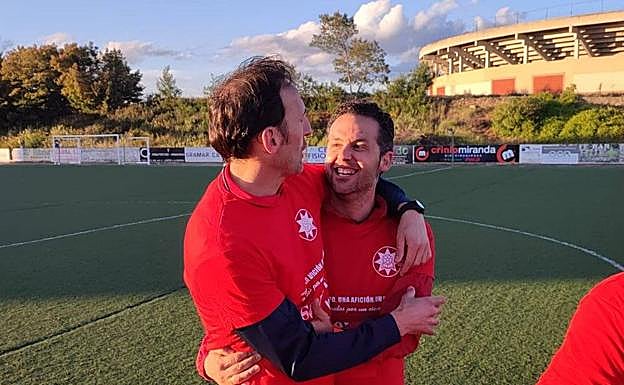 Sabino y el preparador físico José Ignacio Fernández se abrazan tras certificar el ascenso.