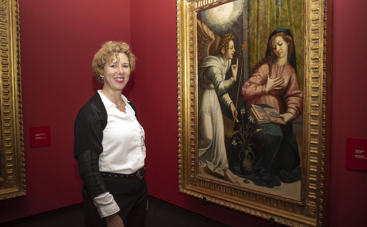 La responsable del Museo, Rocío Rollano, ante el cuadro de Luis de Morales que se prestará a la exposición Las Edades del Hombre. 