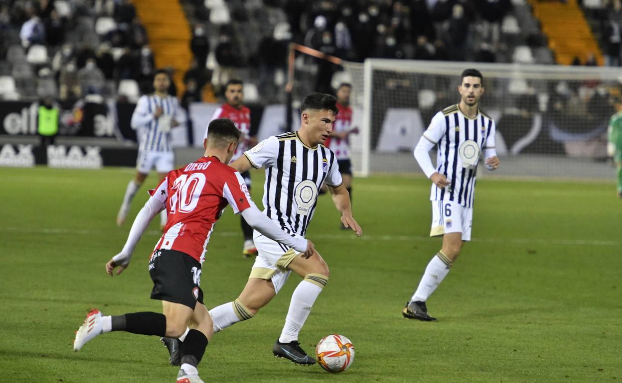 Aitor Pascual conduce el balón en el partido del Badajoz ante la SD Logroñés en el Nuevo Vivero. 