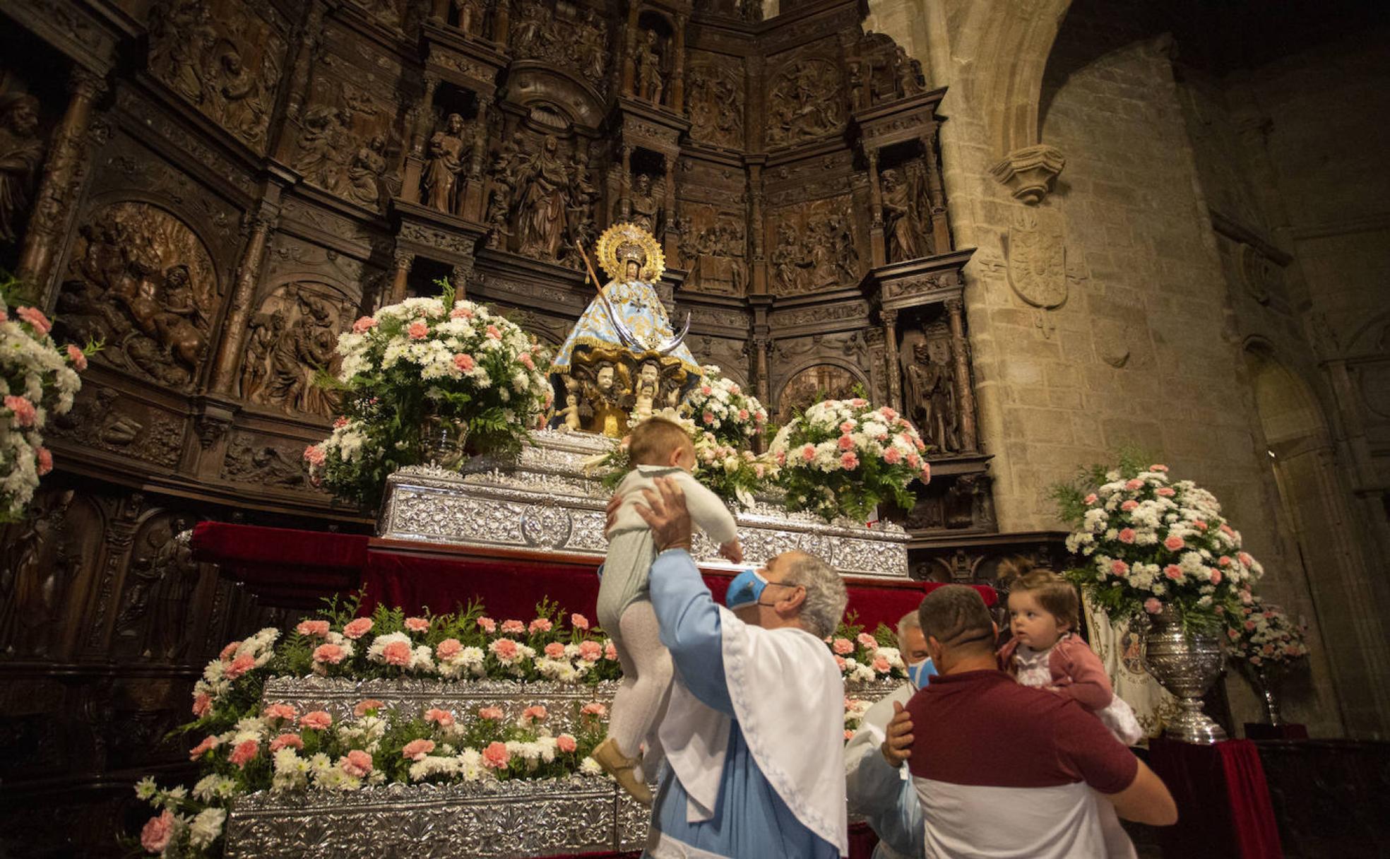 El acto de presentación de niños continuó ayer en la Concatedral de Santa María. 