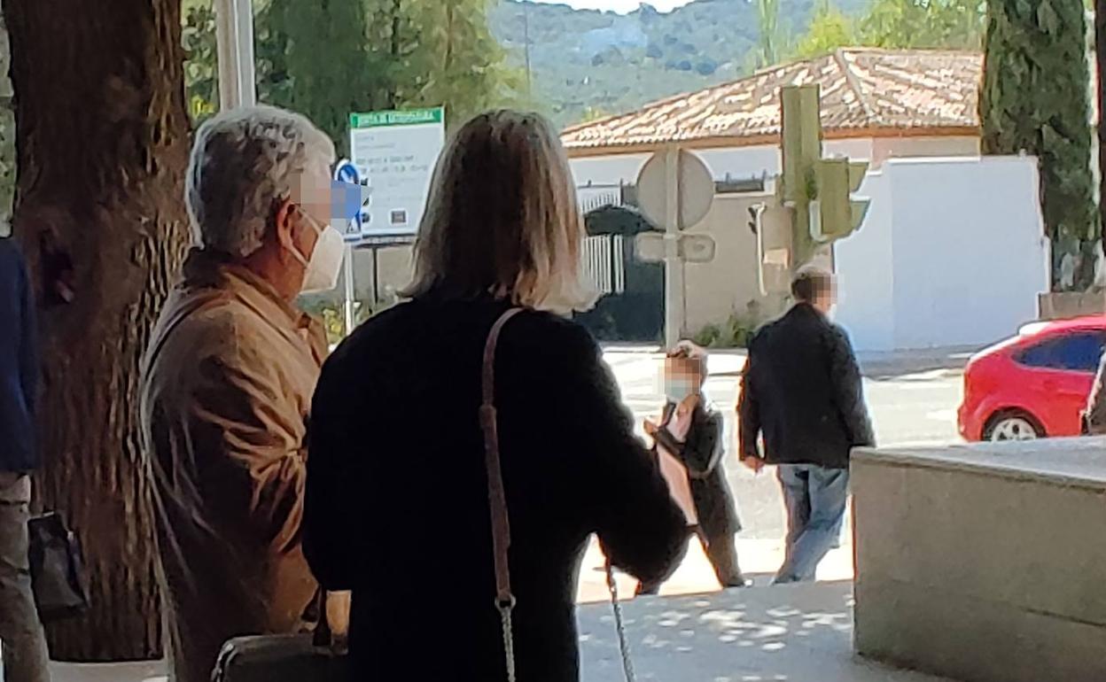 En la izquierda de la imagen el acusado con su abogada defensora. 