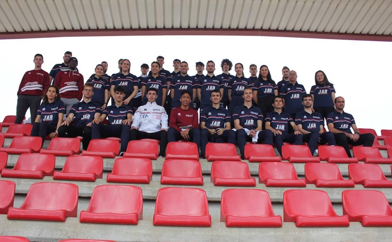 Componentes del Capex en las gradas de la pista de La Granadilla de Badajoz. 