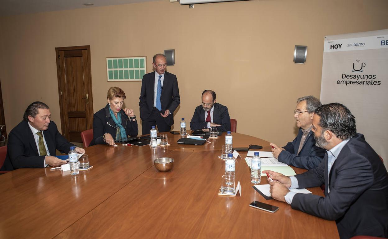 César Ramírez, Pilar Acosta, Carlos Arce (de pie), José Miguel Caballero, Natalio Caballero y Rafael Sotelo antes de comenzar la mesa redonda. 