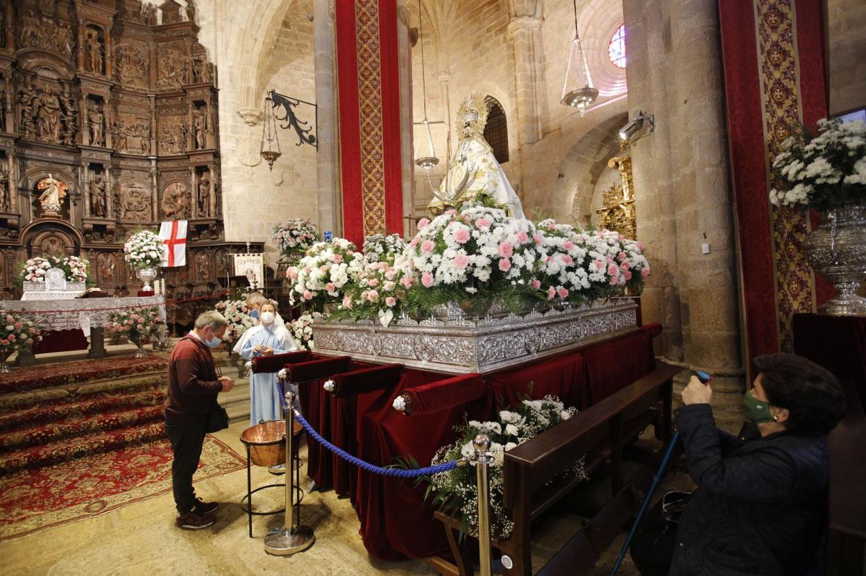 El tradicional besamanto se ha sustituido por una reverencia. 