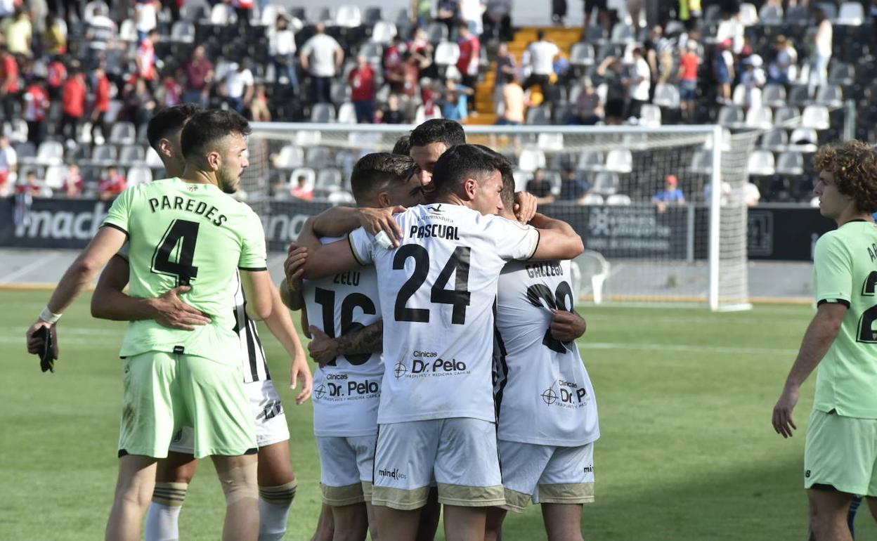 Los jugadores del Badajoz celebrando el gol de Gorka Pérez. 