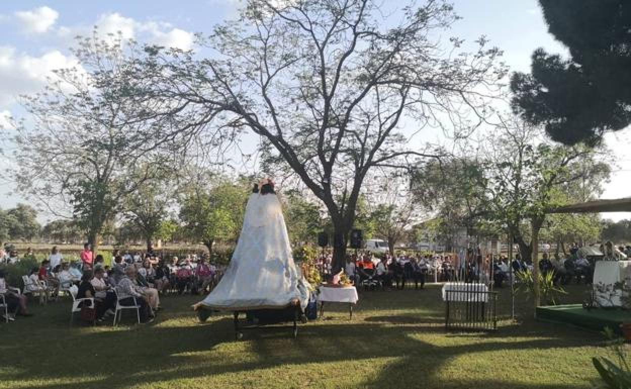 Misa de campaña celebrada este sábado junto a la ermita. 