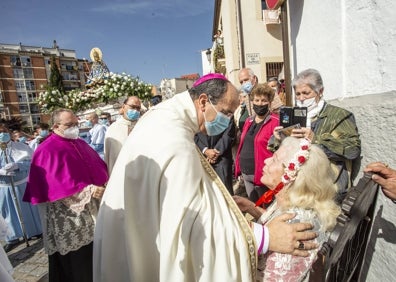 Imagen secundaria 1 - Arriba, el alcalde entregando un ramo de flores a la patrona; sobre estas líneas a la izquierda, el obispo, Jesús Pulido, saludando a Felisa Rodríguez, y a la derecha la patrona abandonando la concatedral de Santa María. 