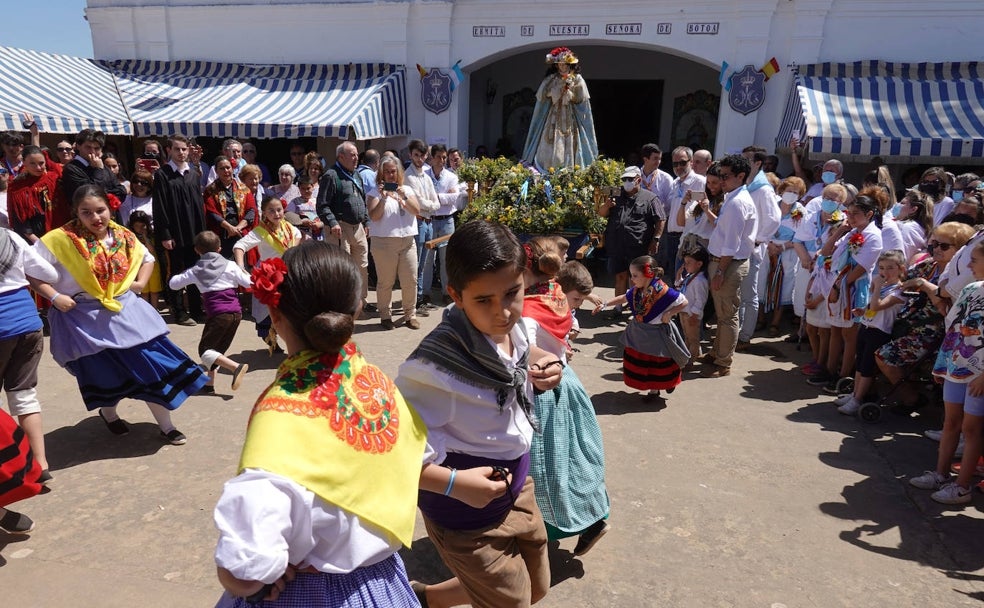 Los grupos de coros y danzas bailaron ante la copatrona de Badajoz a la puerta de la ermita. 