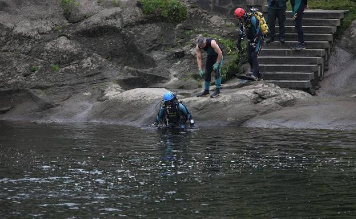 Labores de rescate del cuerpo del niño fallecido en el Miño. 