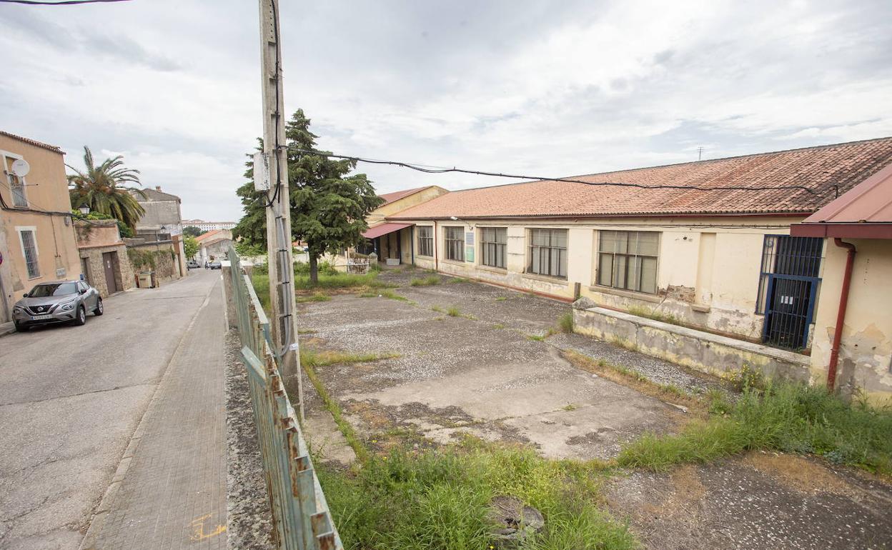 Fachada principal del Madruelo, que será derribado por su mal estado para levantar un nuevo edificio. 