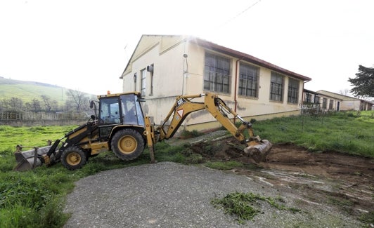 Imagen de archivo de una máquina en la parcela del viejo colegio del Madruelo. 