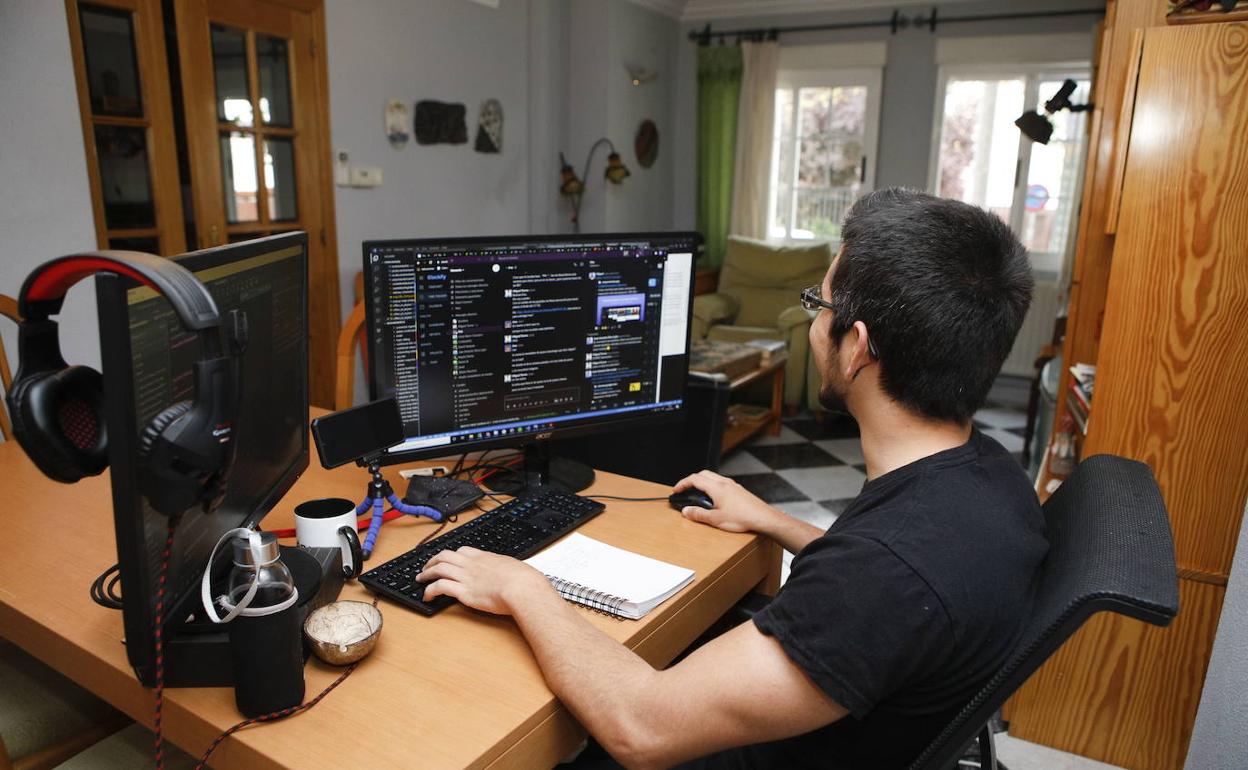 Una persona trabaja a distancia desde su domicilio.
