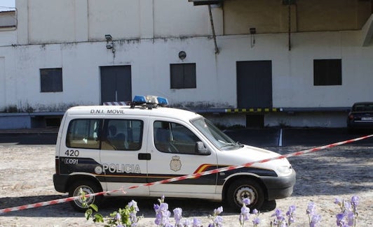 Vehículo de la Policía Nacional en el recinto del Banco de Alimentos. 