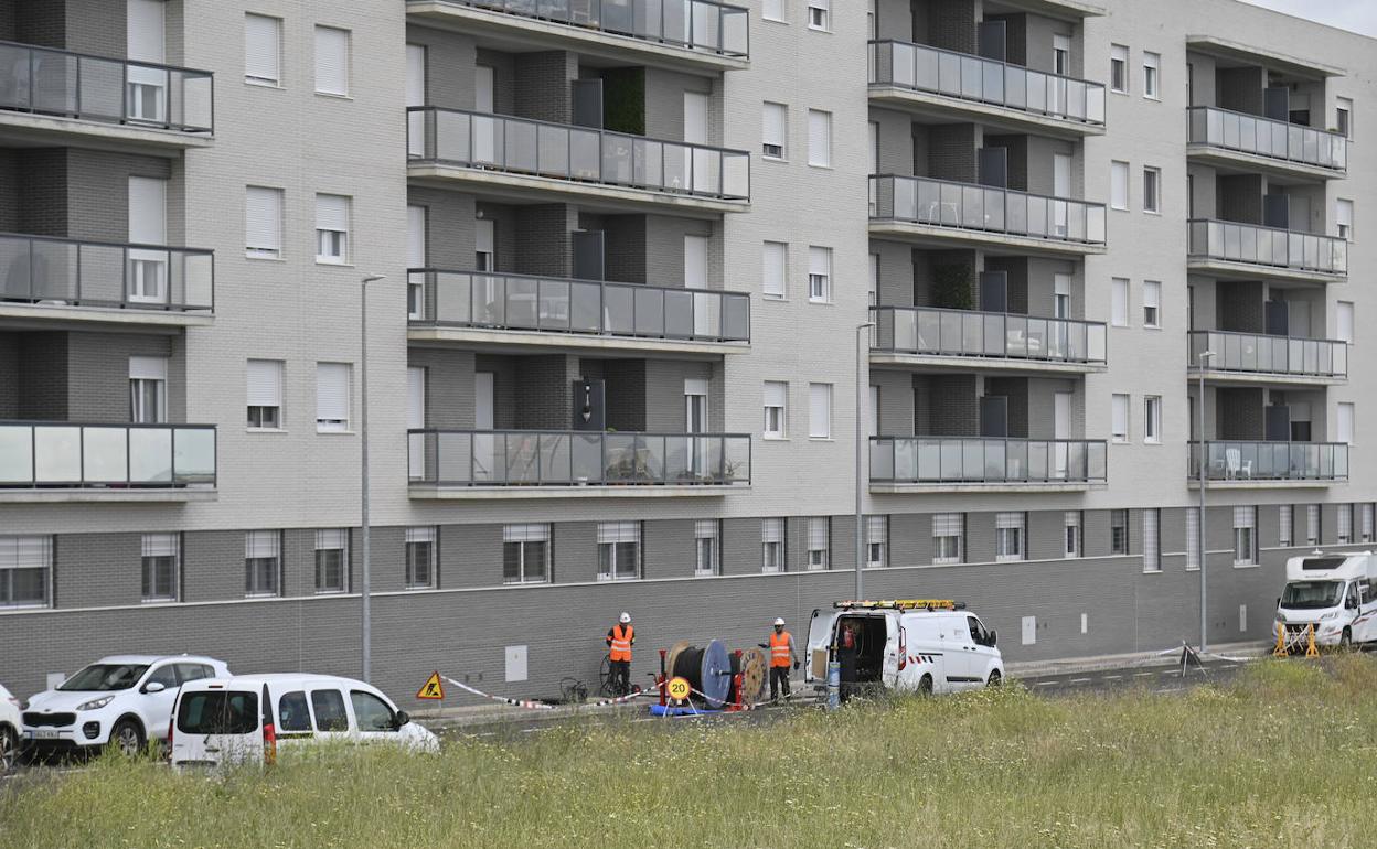 Los técnicos de electricidad en el Cuartón Cortijo. 