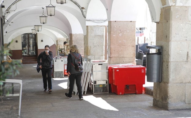 Los bares de la Plaza Mayor y otras zonas preparan sus barras. 