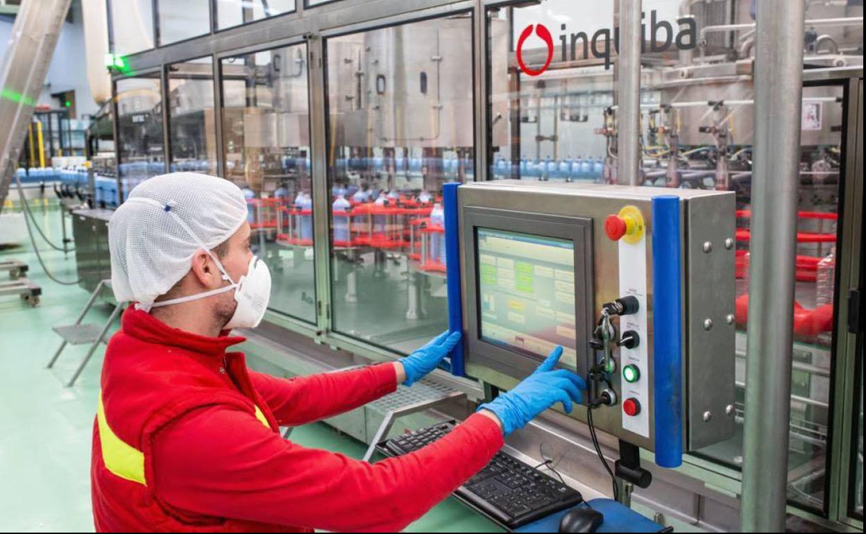 Trabajador de Inquiba, una empresa familiar en Extremadura. 