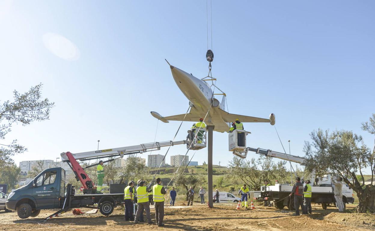Colocación del F5 en la rotonda de la carretera de Madrid más próxima a la Pilara.