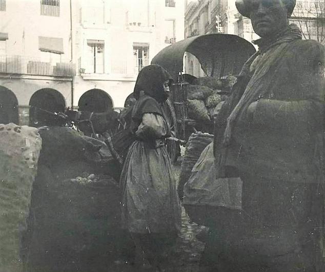 Vendedores de Montehermoso en el mercado de la Plaza de Plasencia.