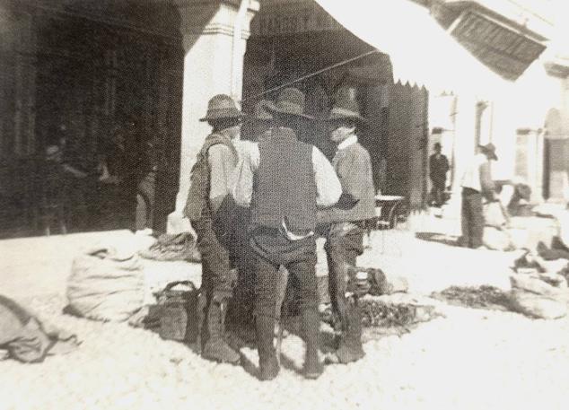 Vendedores de Montehermoso en el mercado de la Plaza de Plasencia.