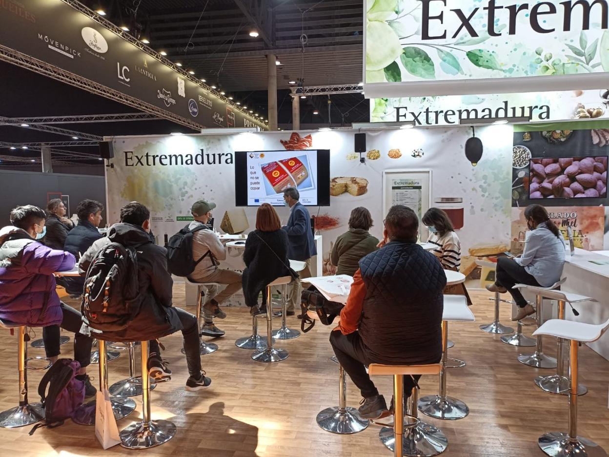 Profesionales de la DOP Torta del Casar durante la cata ofrecida en Alimentaria. 