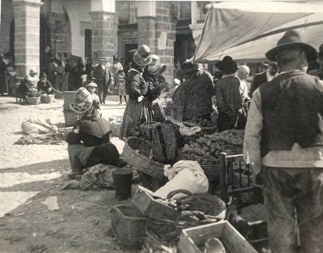 Vendedores de Montehermoso en el mercado de la Plaza de Plasencia.