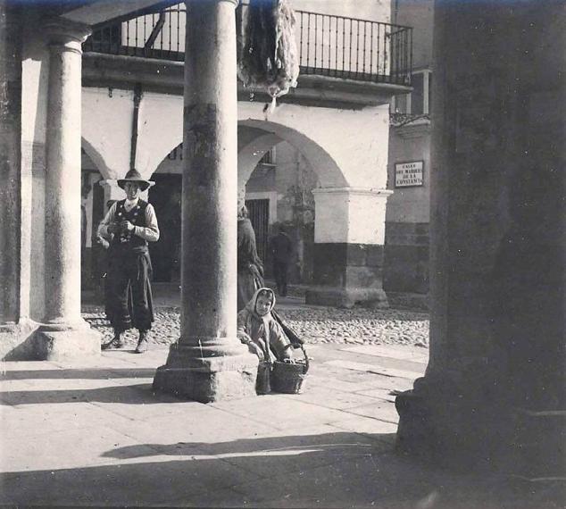 Niña junto a una columna; al fondo la calle dedicada al Marqués de la Constancia.